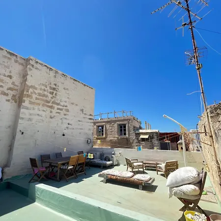 Mediterranean Mini Oasis 23 *