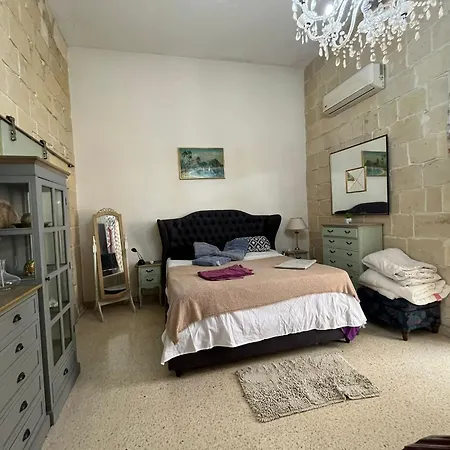 Mediterranean Mini Oasis 23 *